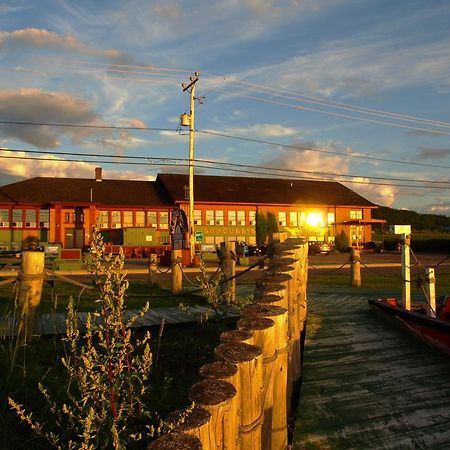 Auberge Internationale La Vieille Ecole Sainte Anne des Monts Экстерьер фото