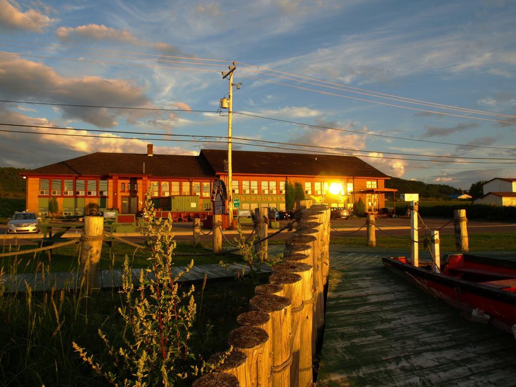 Auberge Internationale La Vieille Ecole Sainte Anne des Monts Экстерьер фото